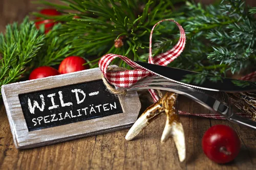 Wildspezialitäten auf eine Kreidetafel geschrieben