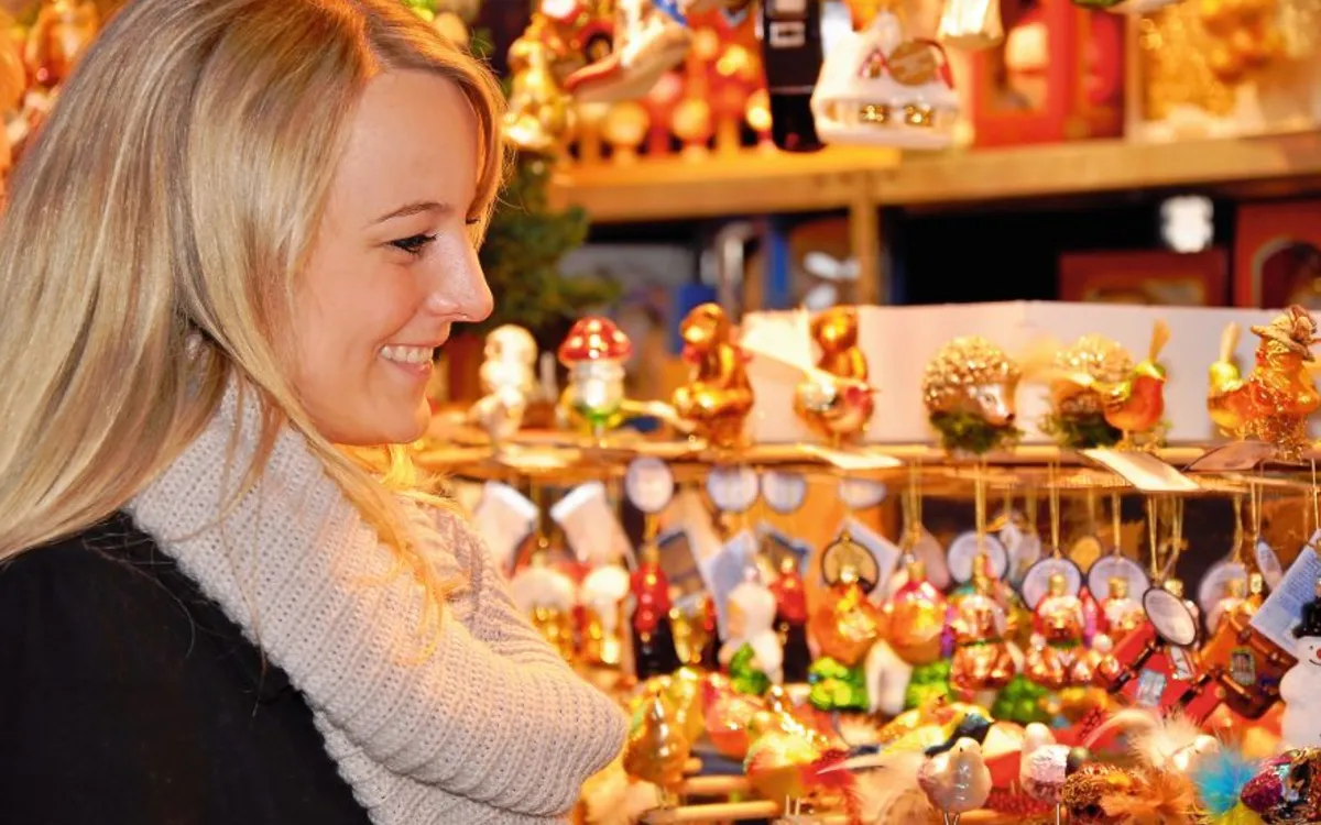 Junge Frau auf Weihnachtsmarkt