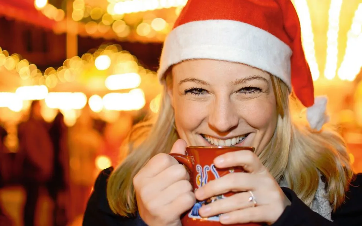 Frau trinkt Weihnachts-Punsch