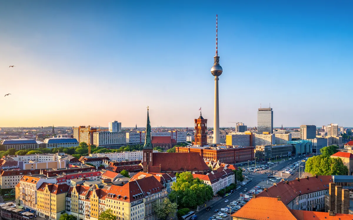 Skyline von Berlin mit Nikolaiviertel, Berliner Dom und Fernsehturm, Deutschland