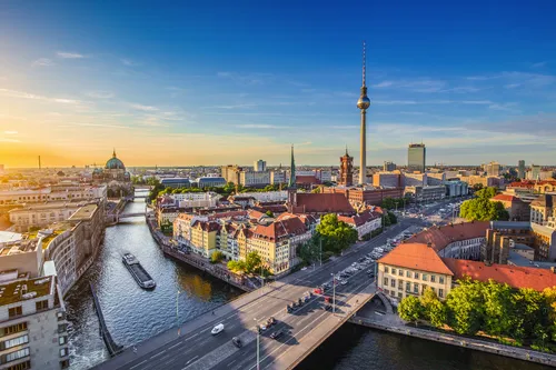 Skyline von Berlin mit Nikolaiviertel, Berliner Dom und Fernsehturm, Deutschland
