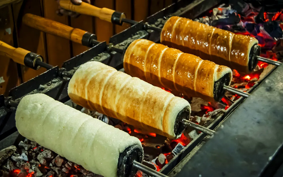 Traditionelles Gebäck auf Spießen über glühenden Kohlen gegrillt.