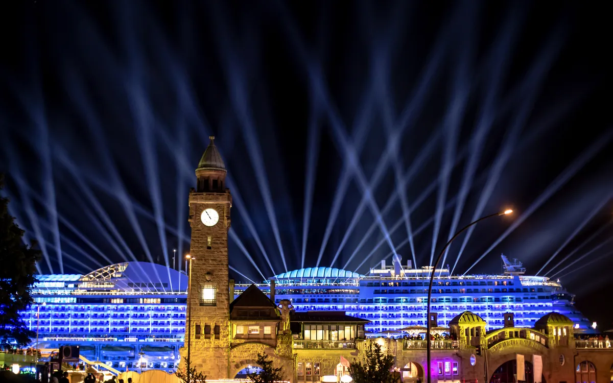Hamburgs Hafen beleuchtet bei Nacht während der Hafengeburtstags-Auslaufparade.