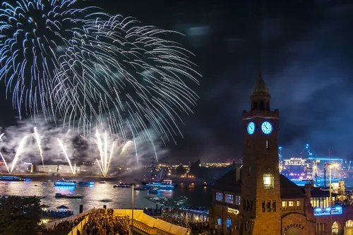 Feuerwerk über dem Hamburger Hafen mit Elbphilharmonie und Containerschiff.