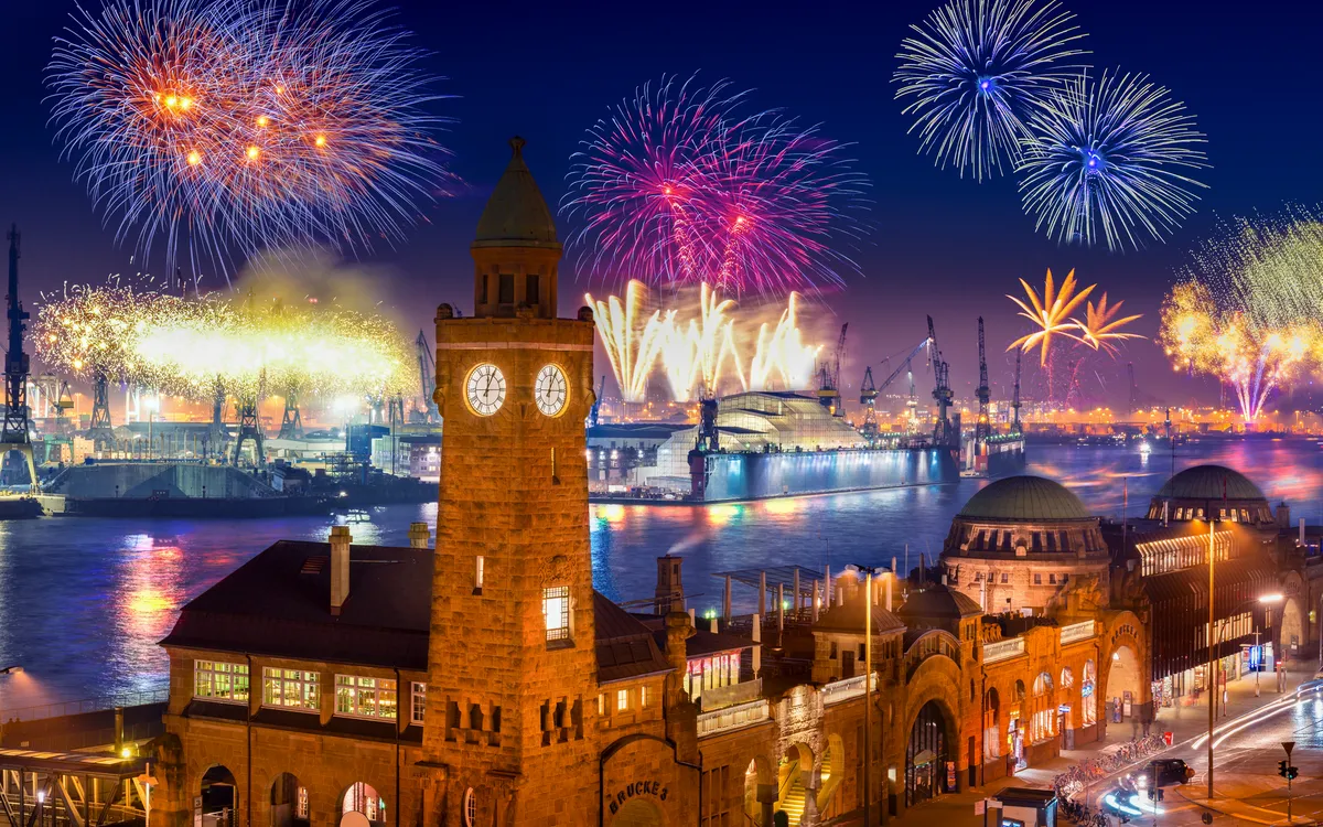 Silvesterfeuerwerk über dem Hamburger Hafen mit Elbphilharmonie und Landungsbrücken.