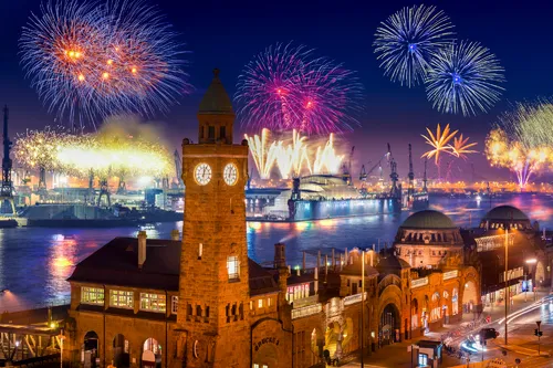 Silvesterfeuerwerk über dem Hamburger Hafen mit Elbphilharmonie und Landungsbrücken.