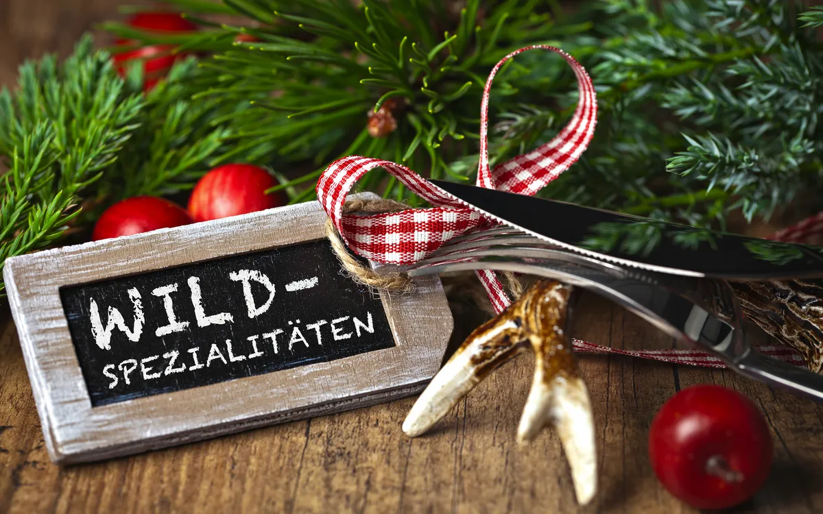 Wildspezialitäten auf eine Kreidetafel geschrieben