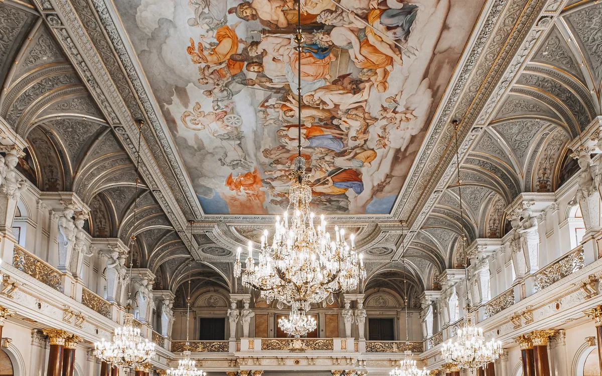 Prunkvoller Festsaal im Residenzschloss Altenburg mit Kronleuchtern und Deckenfresko.