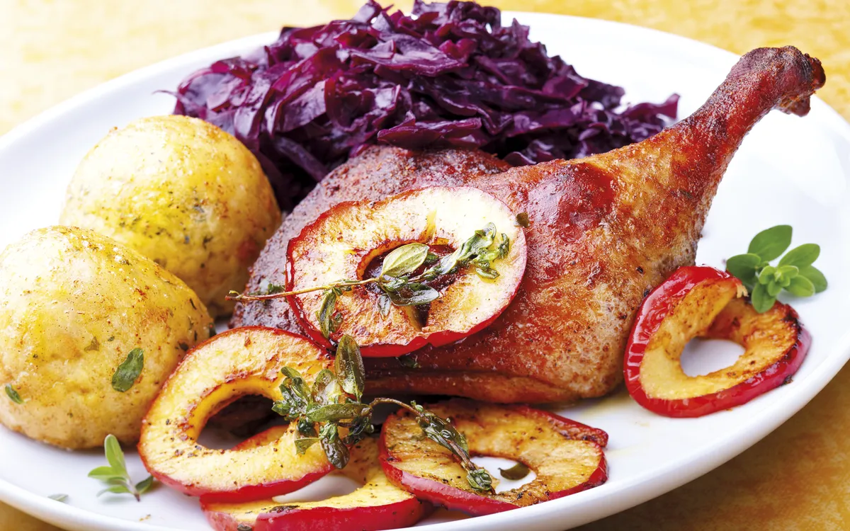 Gebratene Entenkeule mit Rotkohl, Knödel und in Butter gedünst