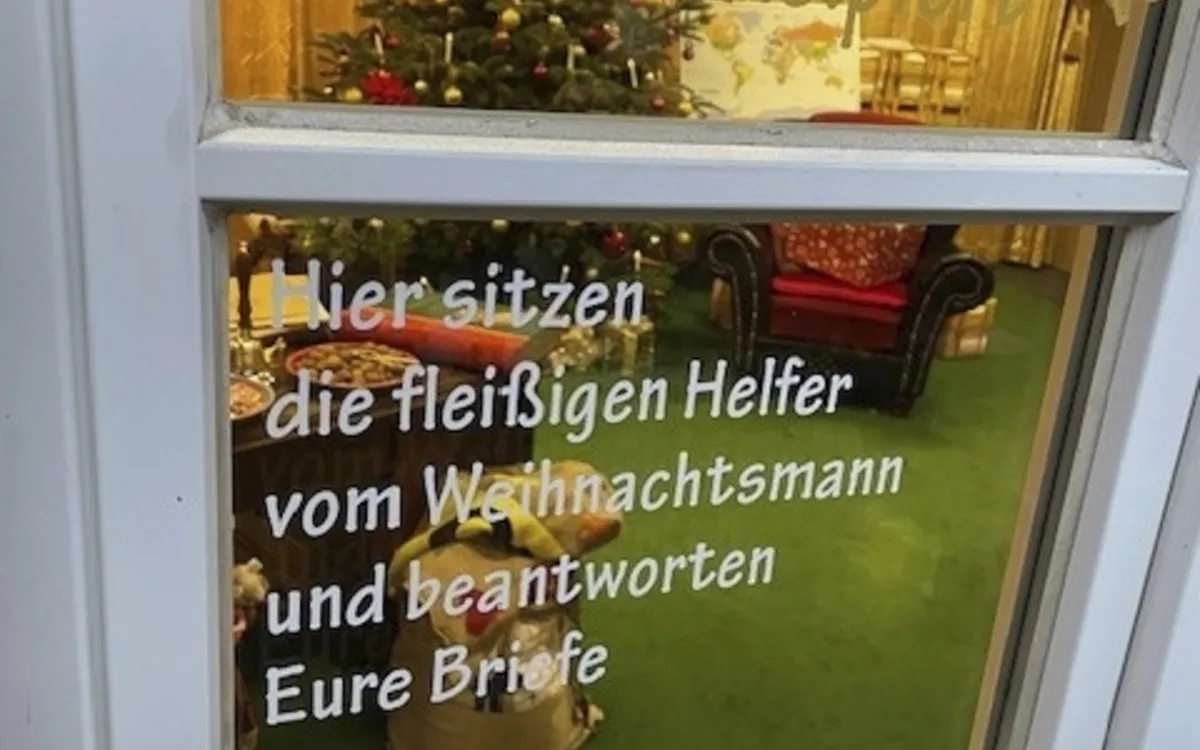 Fenster der Schreibstube in Himmelpfort mit Weihnachtsbaum im Hintergrund.
