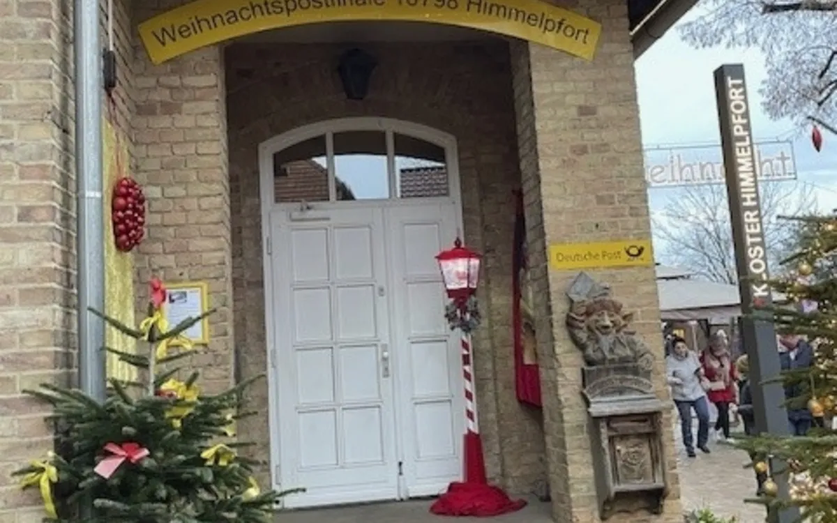 Weihnachtlich geschmücktes Postamt in Himmelpfort mit Tannenbaum.