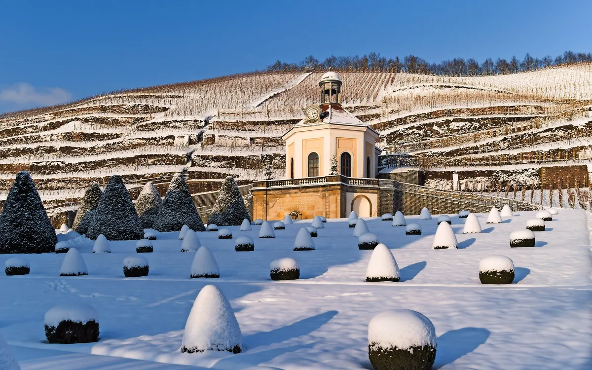 winterliches Schloss Wackerbarth in Radebeul, Deutschland
