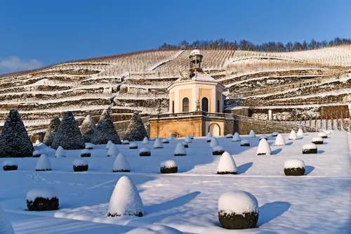 winterliches Schloss Wackerbarth in Radebeul, Deutschland