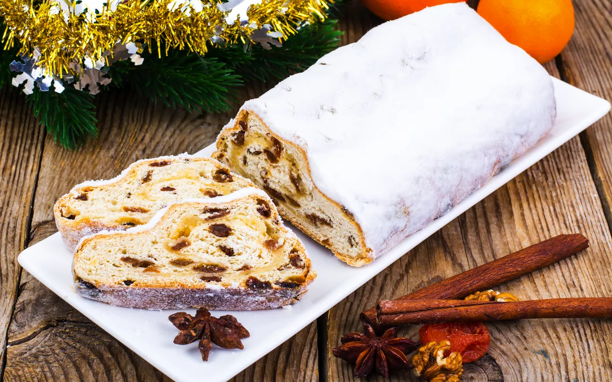 Weihnachten shtollen mit Rosinen in Zuckerglasur
