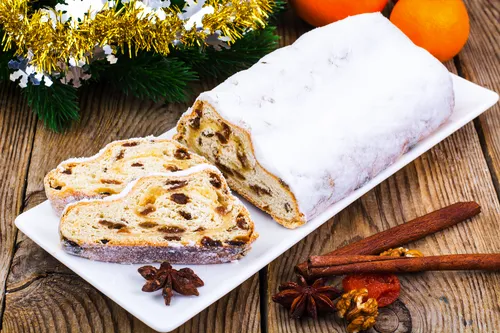 Weihnachten shtollen mit Rosinen in Zuckerglasur