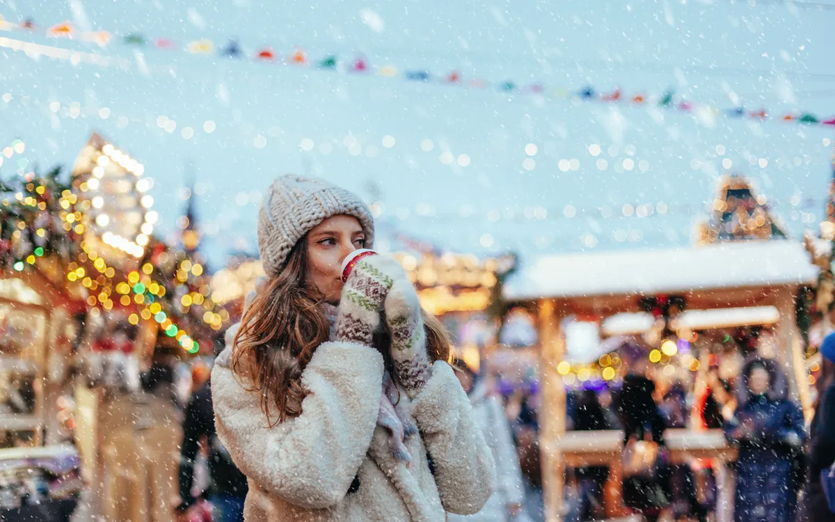 Aufwärmen auf dem Weihnachtsmarkt
