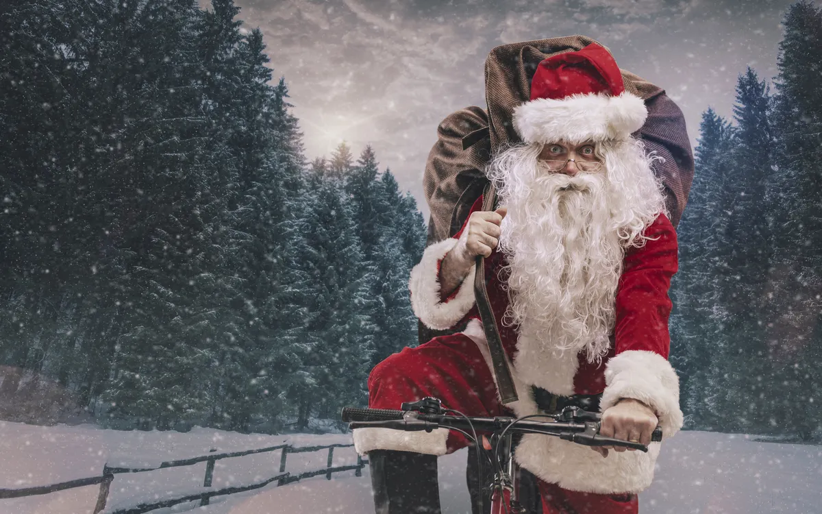 Weihnachtsmann bringt die Geschenke per Bike