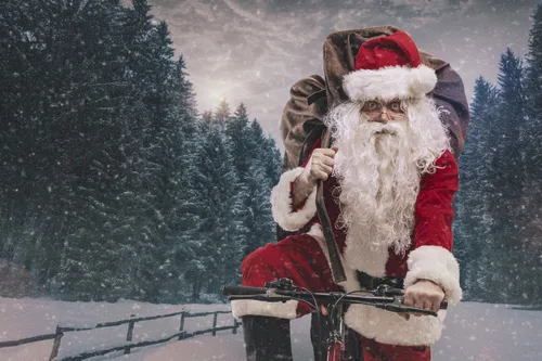 Weihnachtsmann bringt die Geschenke per Bike