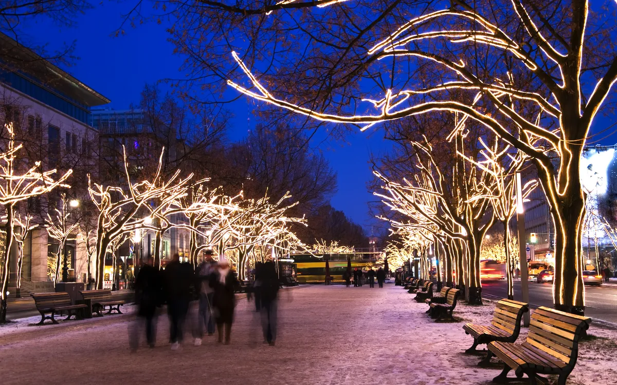 weihnachtlich dekorierte "Unter den Linden"- Allee in Berlin, Deutschland