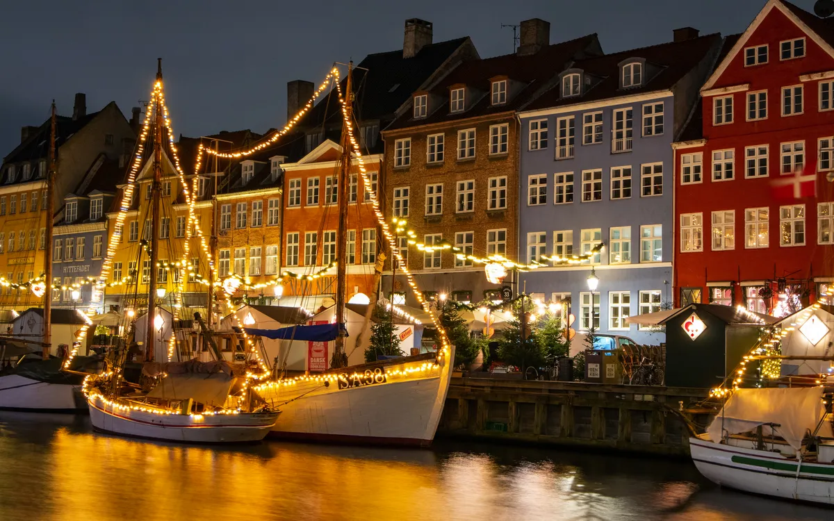 Winterlicher Nyhavn in Kopenhagen bei Nacht mit Weihnachtsbeleuchtung