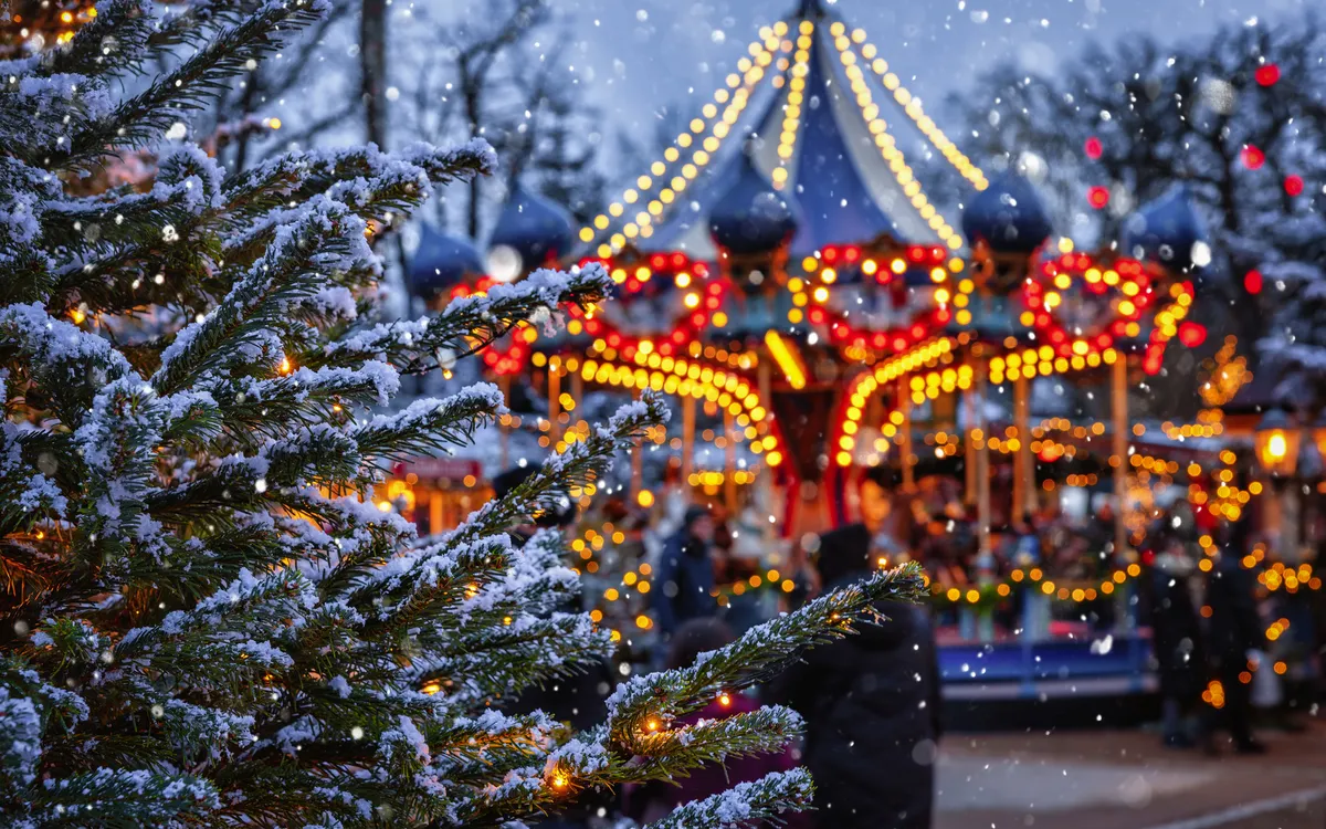 Karussell im weihnachtlich beleuchteten Tivoli, Kopenhagen bei Nacht im Winter.