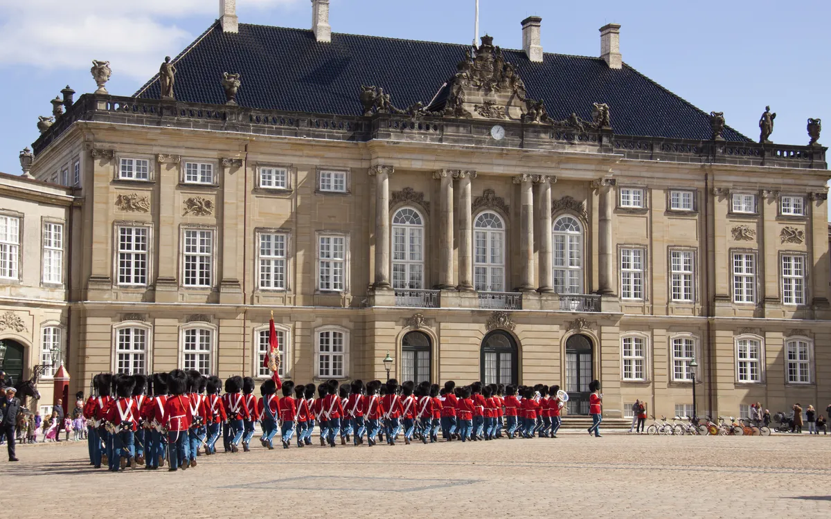 Wachablösung vor Schloss Amalienborg in Kopenhagen.