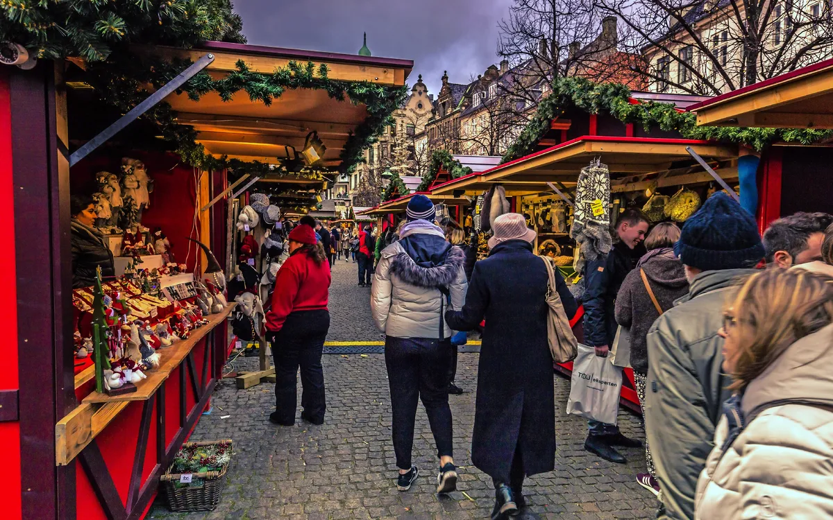 Weihnachtsmarkt in Kopenhagens Innenstadt im Winter.