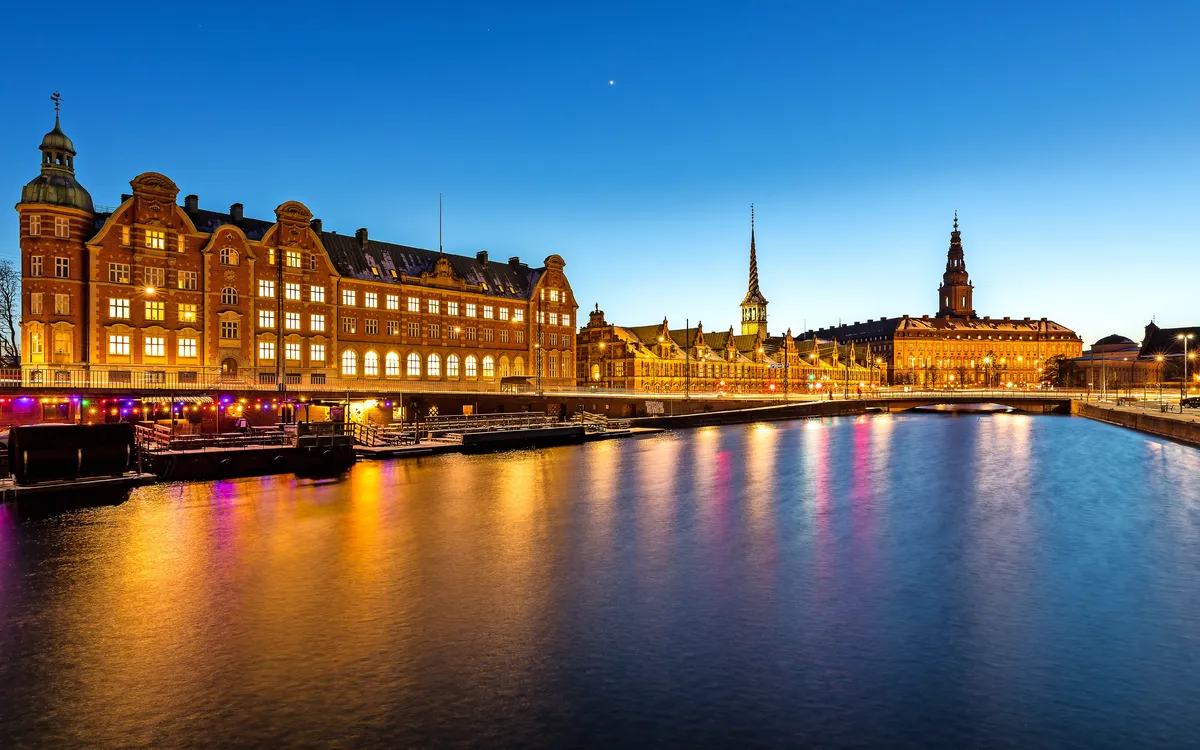 Christiansborg Schlosskirche bei Nacht, beleuchtet in Kopenhagen.
