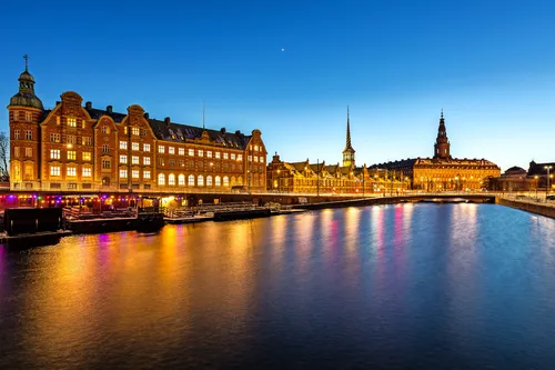 Christiansborg Schlosskirche bei Nacht, beleuchtet in Kopenhagen.