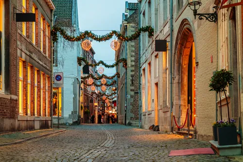Eine weihnachtlich dekorierte, gepflasterte Altstadtstraße.