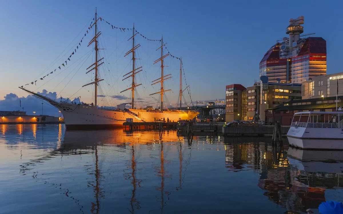 Großsegler im beleuchteten Hafen von Göteborg bei Nacht.