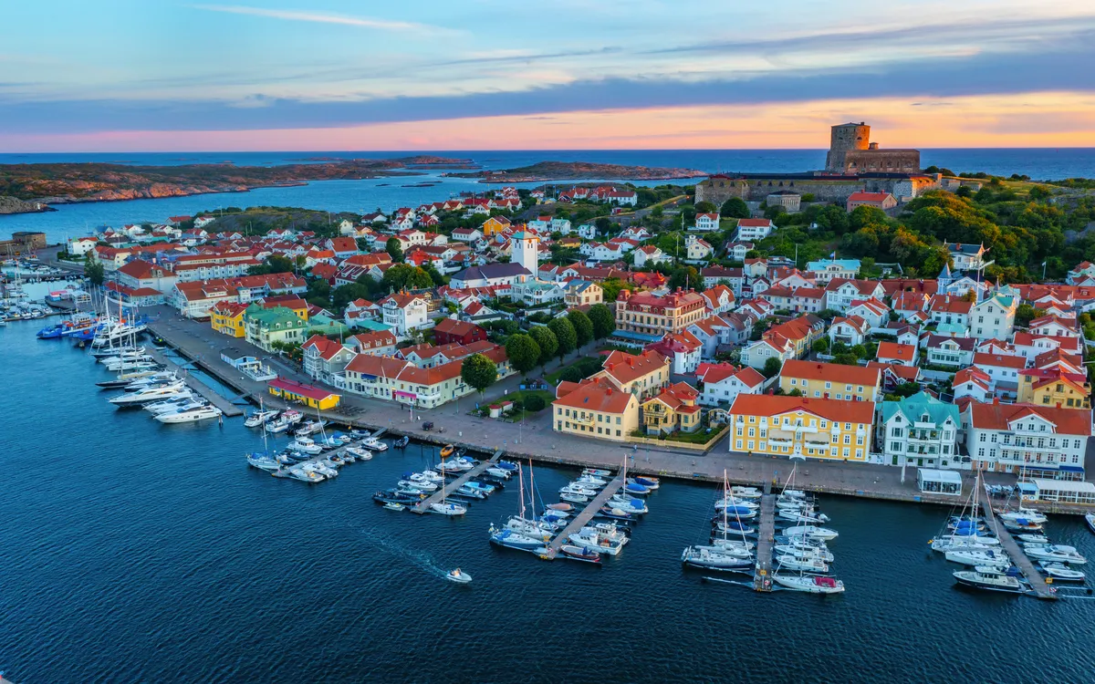 Blick auf die Stadt Marstrand in Schweden beim Sonnenuntergang.