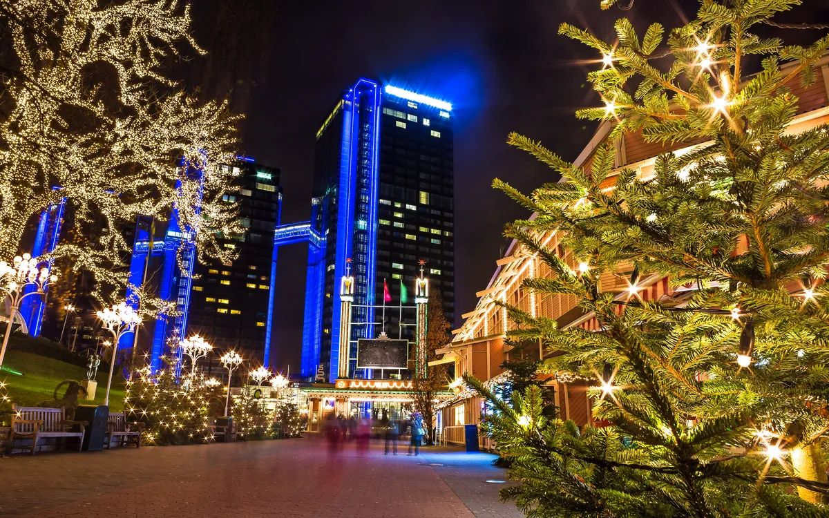 Weihnachtsbeleuchtung im Vergnügungspark Liseberg in Göteborg bei Nacht