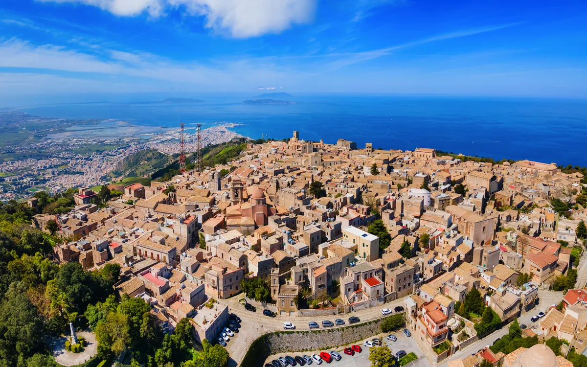 Panorama von Erice, Sizilien, mit Blick auf das Meer und die Stadt im Vordergrund.