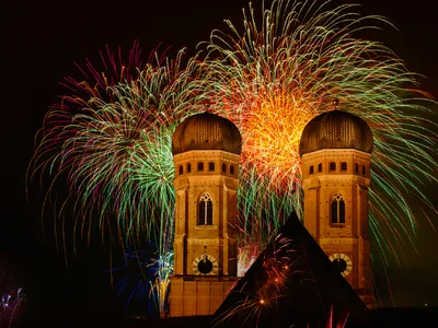 Feuerwerk über der Frauenkirche in München an Silvester.