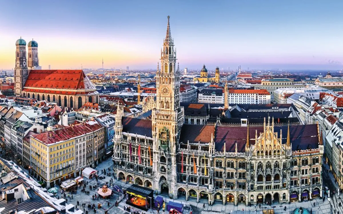 Luftbild des Marienplatzes und Neues Rathaus in München bei Sonnenuntergang.