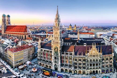 Luftbild des Marienplatzes und Neues Rathaus in München bei Sonnenuntergang.