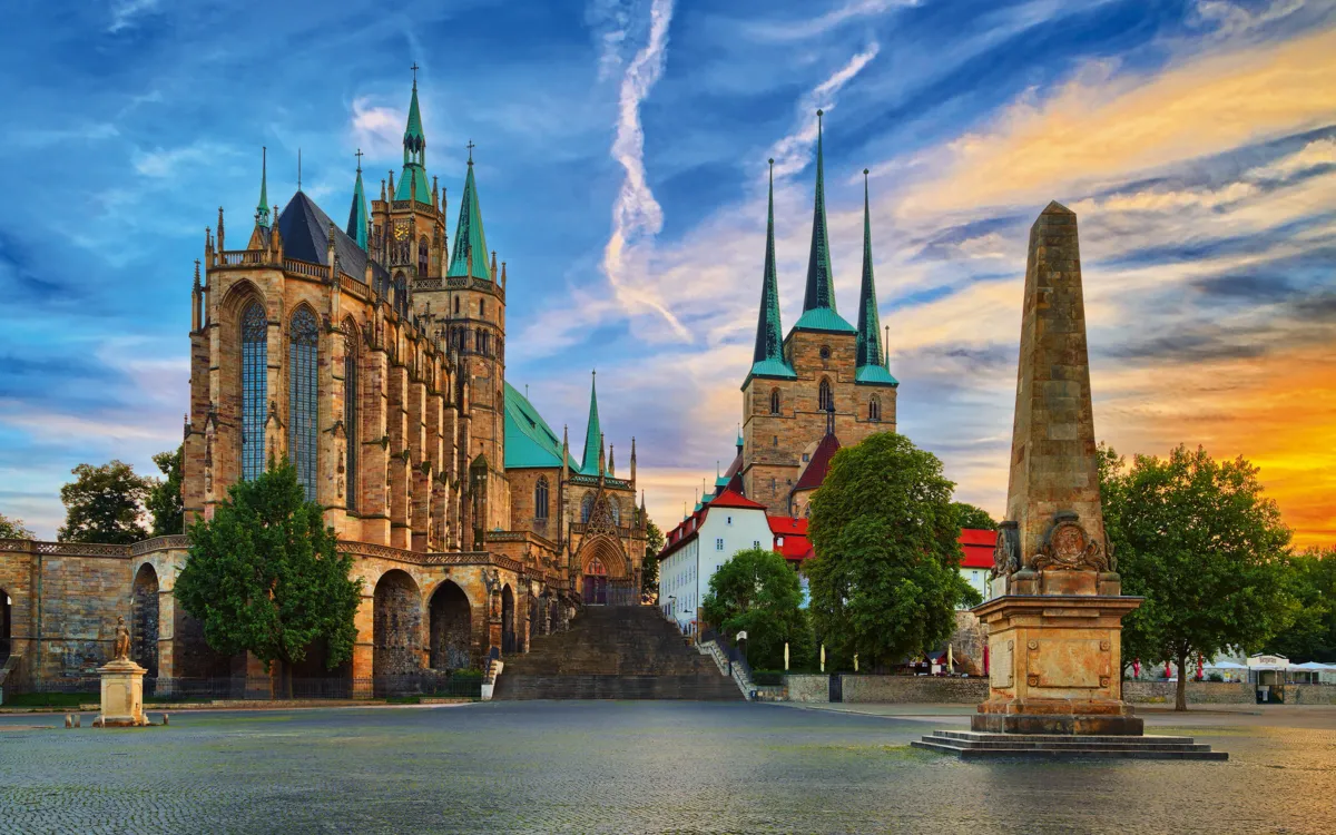 Erfurter Dom und Severikirche mit Abendhimmel im Hintergrund.