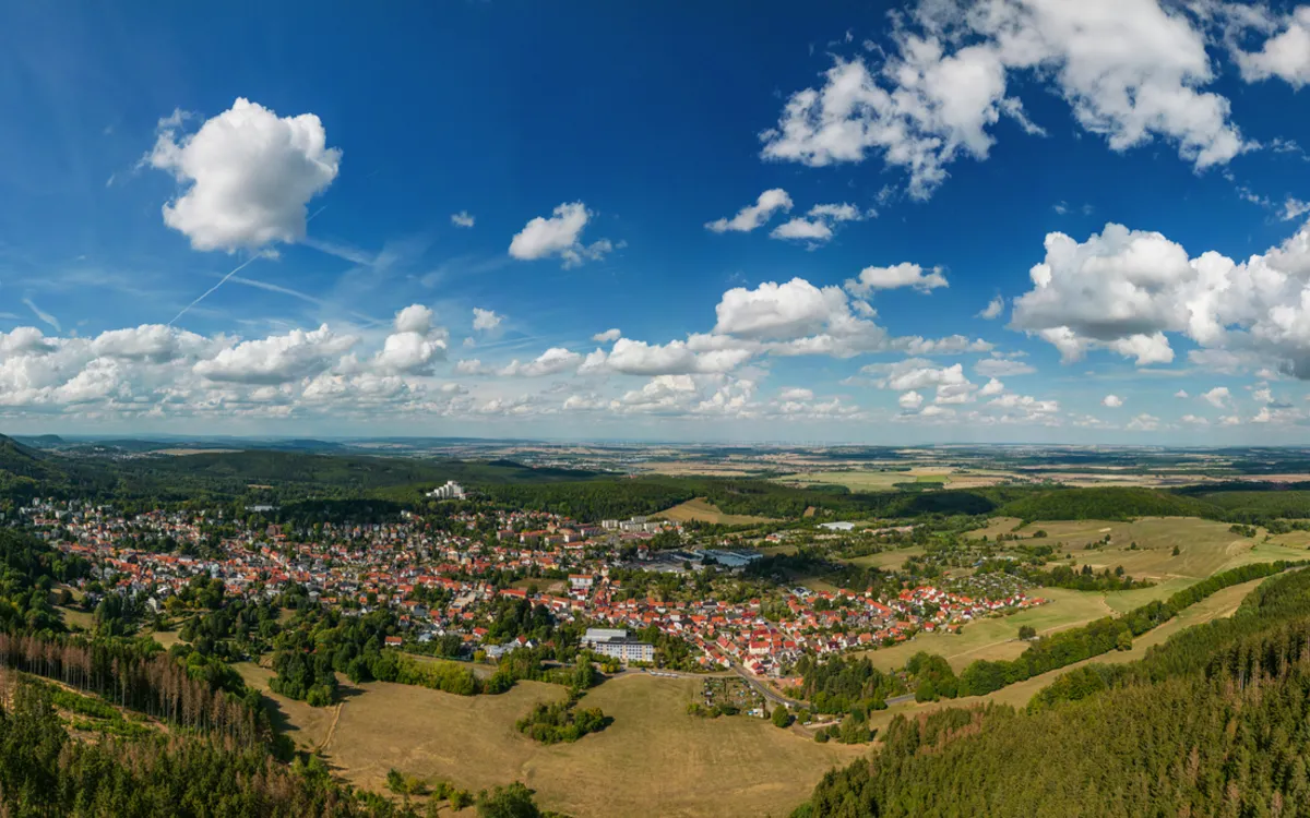 Panorama einer Stadtlandschaft mit blauem Himmel und weißen Wolken.