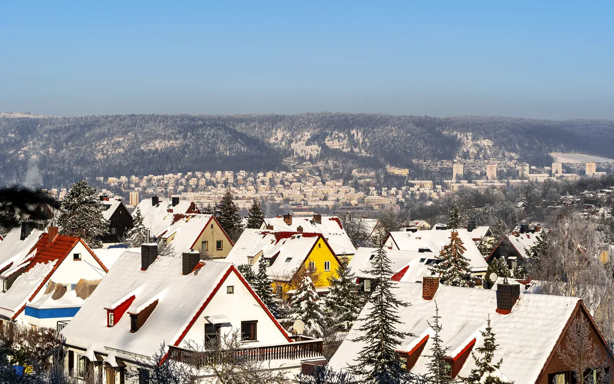 Verschneite Dächer in Jena, Thüringen, mit Blick auf die winterliche Landschaft entlang der Saale.