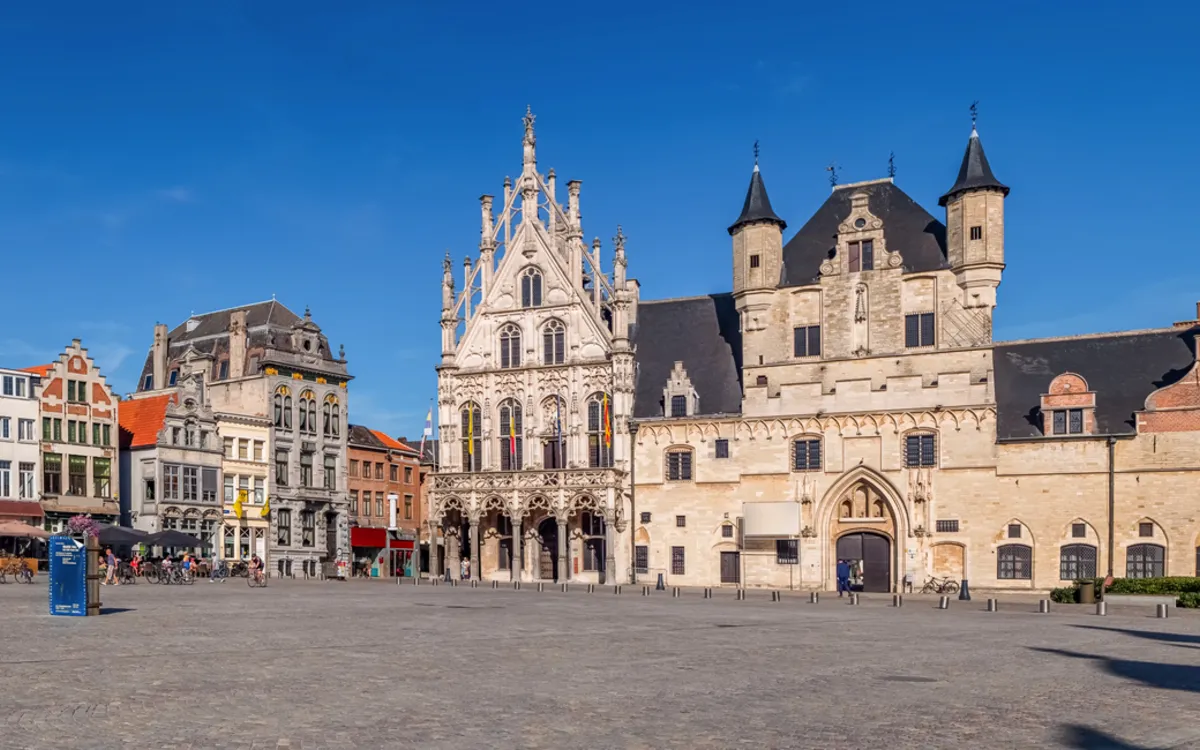 Panoramaansicht des Grote Markts mit dem Rathaus von Mechelen, Belgien, bei klarem Himmel.