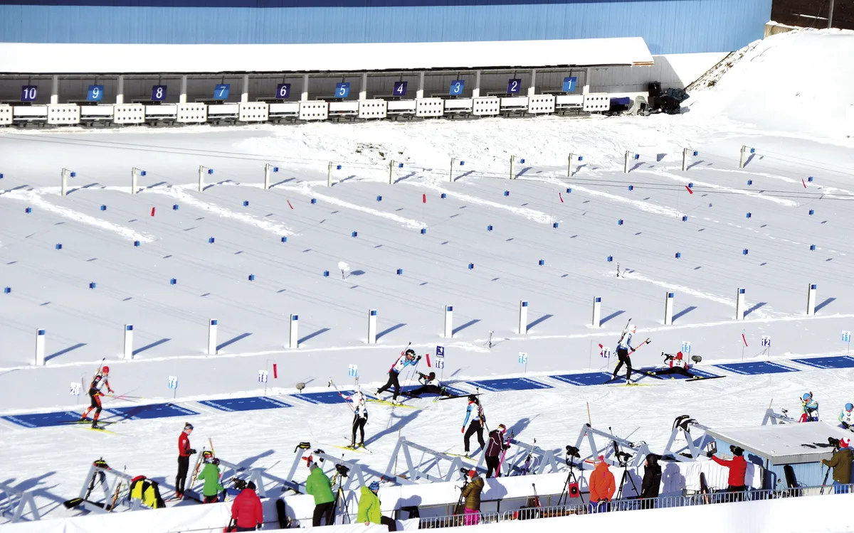 Reger Verkehr am Schießstand beim Biathlon