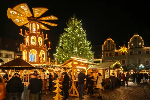 Weihnachtsmarkt in Weimar bei Nacht mit Lichtern und Menschen.
