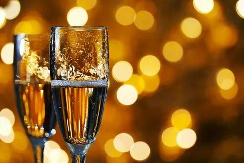 zwei Gläser Champagner auf verschwommenem Hintergrund