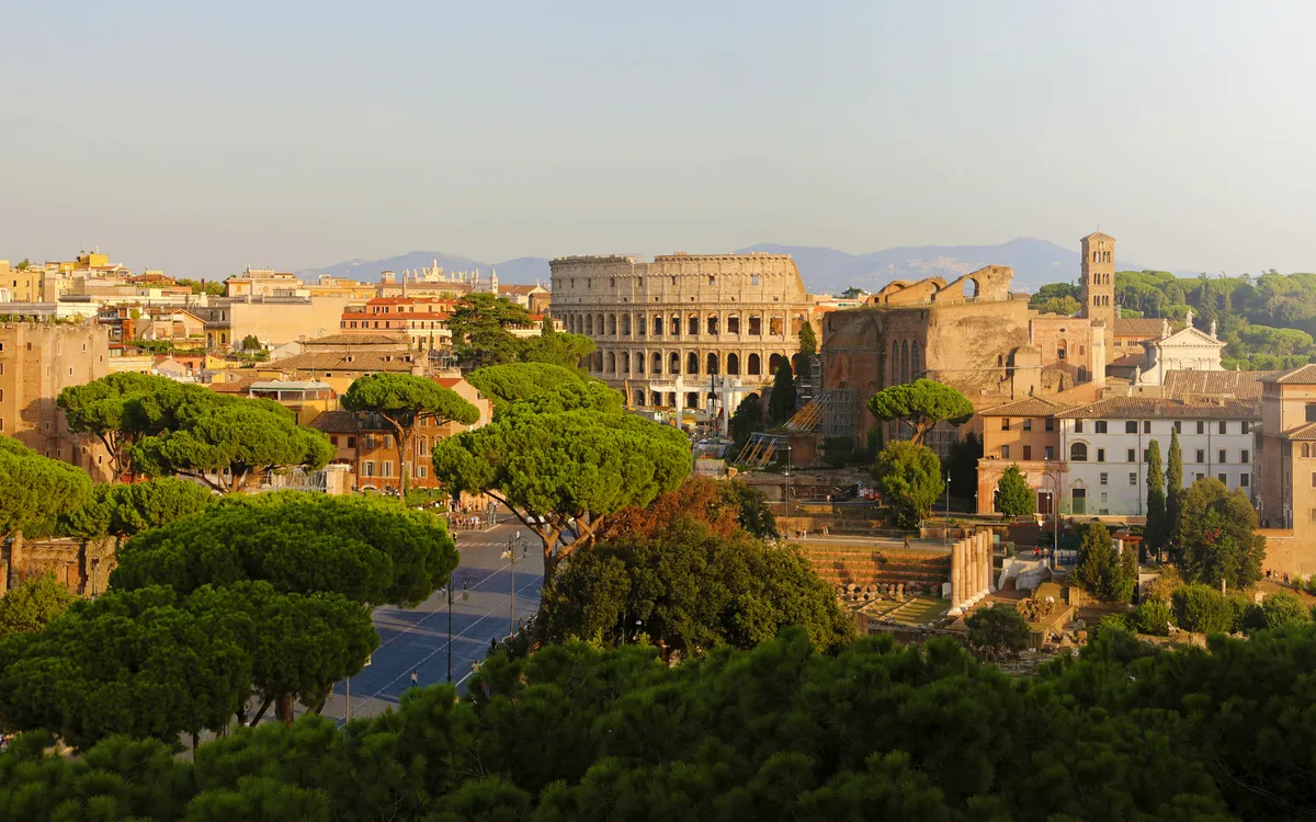 Panoramablick auf das Kolosseum und Forum Romanum in Rom