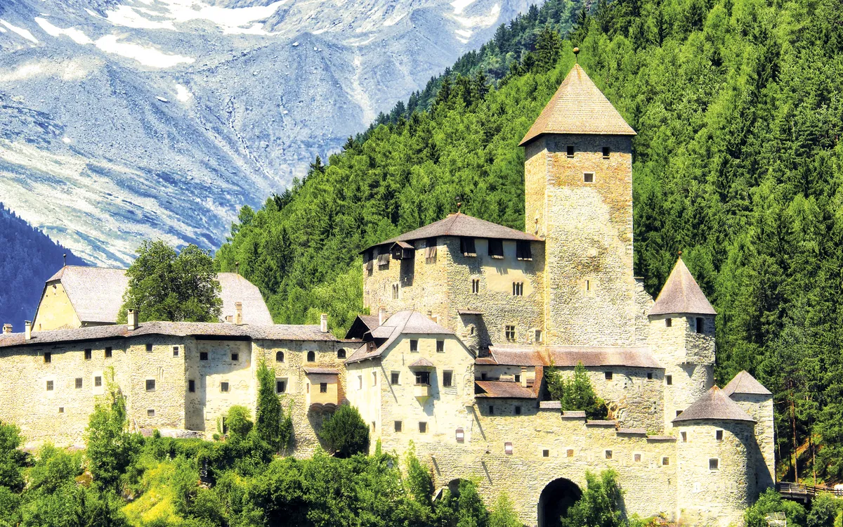 Blick auf die Burg Taufers in Sand in Taufers, Südtirol, Italie