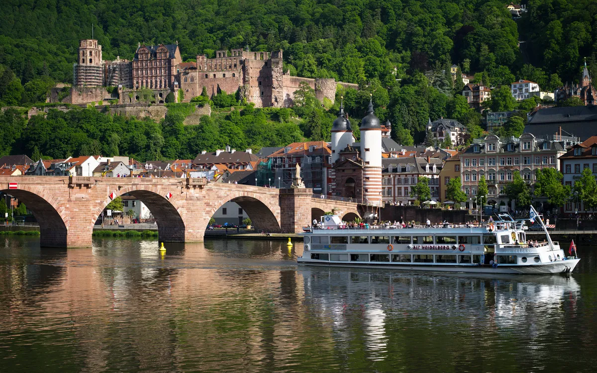 Heidelberger Schloss und Alte Brücke mit Schiff im Vordergrund