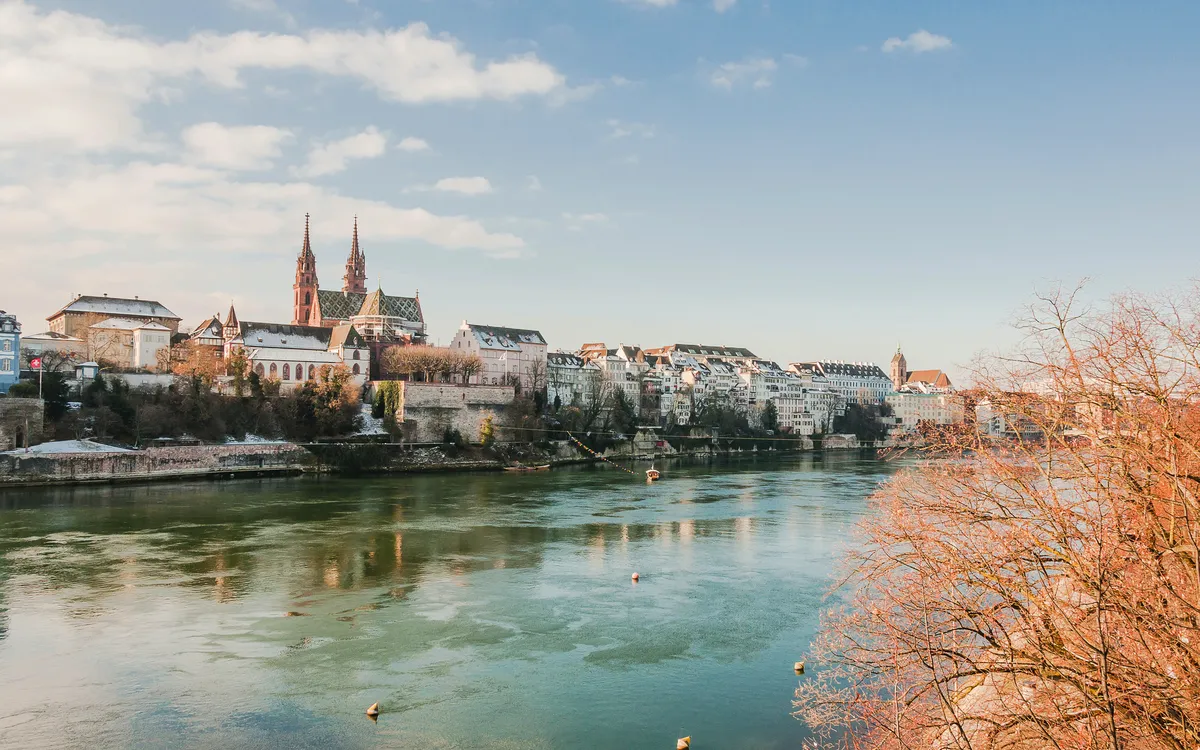 Stadtansicht mit Fluss und Kathedrale im Hintergrund.
