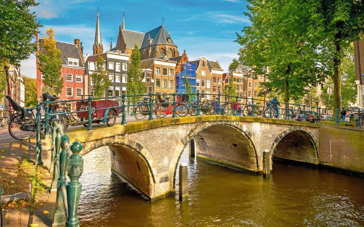 Brücke über einen Kanal in Amsterdam bei sonnigem Wetter.
