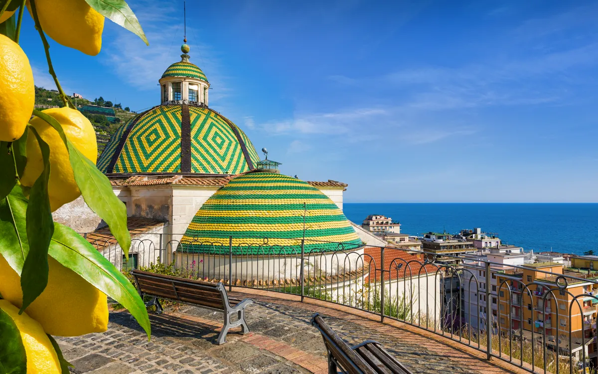 Kirche in Maiori mit Blick aufs Meer und Zitronenbäume im Vordergrund.